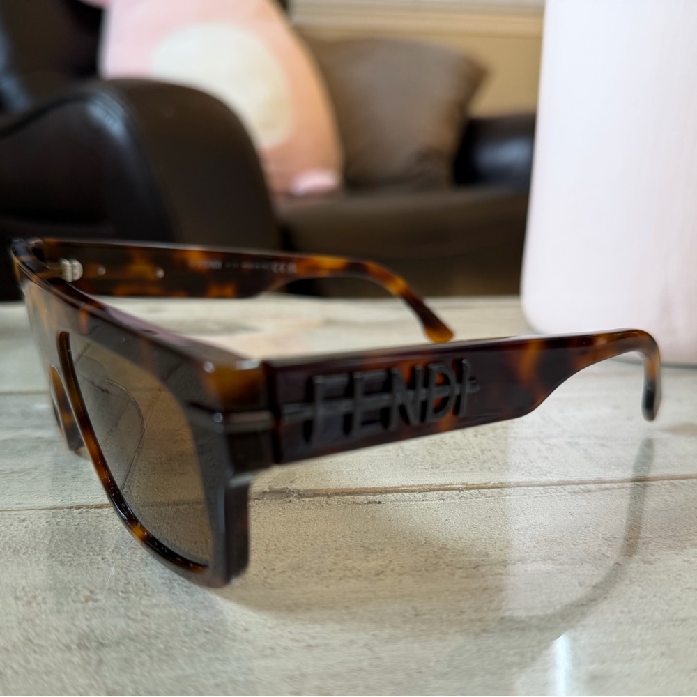 Fendi ✨ Sunglasses ✨ - Picture 3 of 6